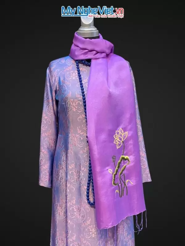 Chi tiết khăn lụa Hà Đông Thêu Sen