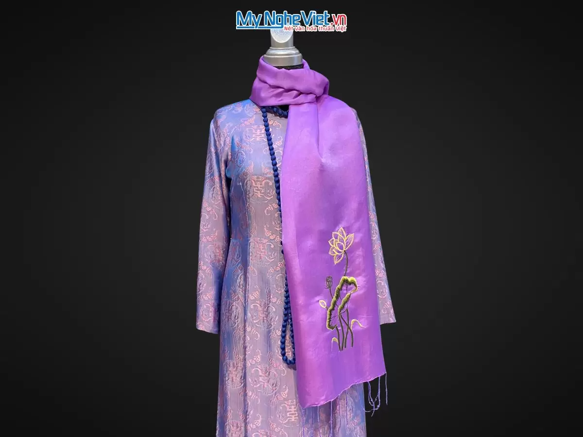 Chi tiết khăn lụa Hà Đông Thêu Sen