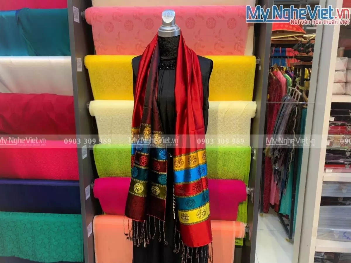 Khăn Lụa Họa Tiết Văn Miếu Quốc Tử Giám MNV-KLLS36180-3 - Ảnh 2