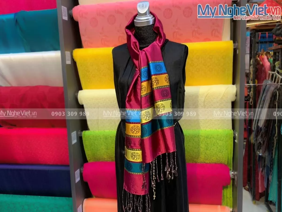 Khăn lụa Họa Tiết Văn Miếu Quốc Tử Giám MNV-KLLS36180-9 - Ảnh 4