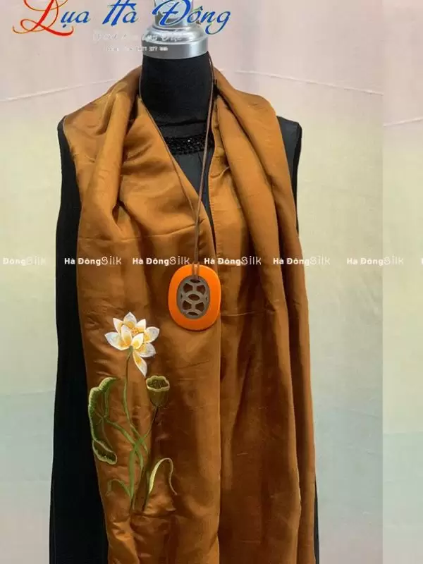 Alternative view of Khăn lụa choàng cổ Thêu Sen MNV-KLTA4080-12