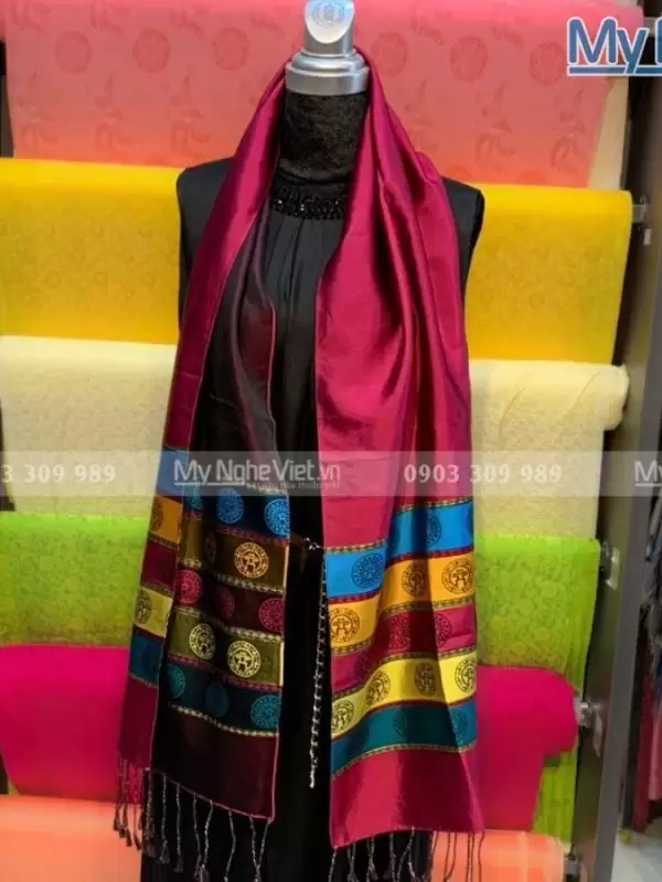 Alternative view of Khăn lụa Họa Tiết Văn Miếu Quốc Tử Giám MNV-KLLS36180-9