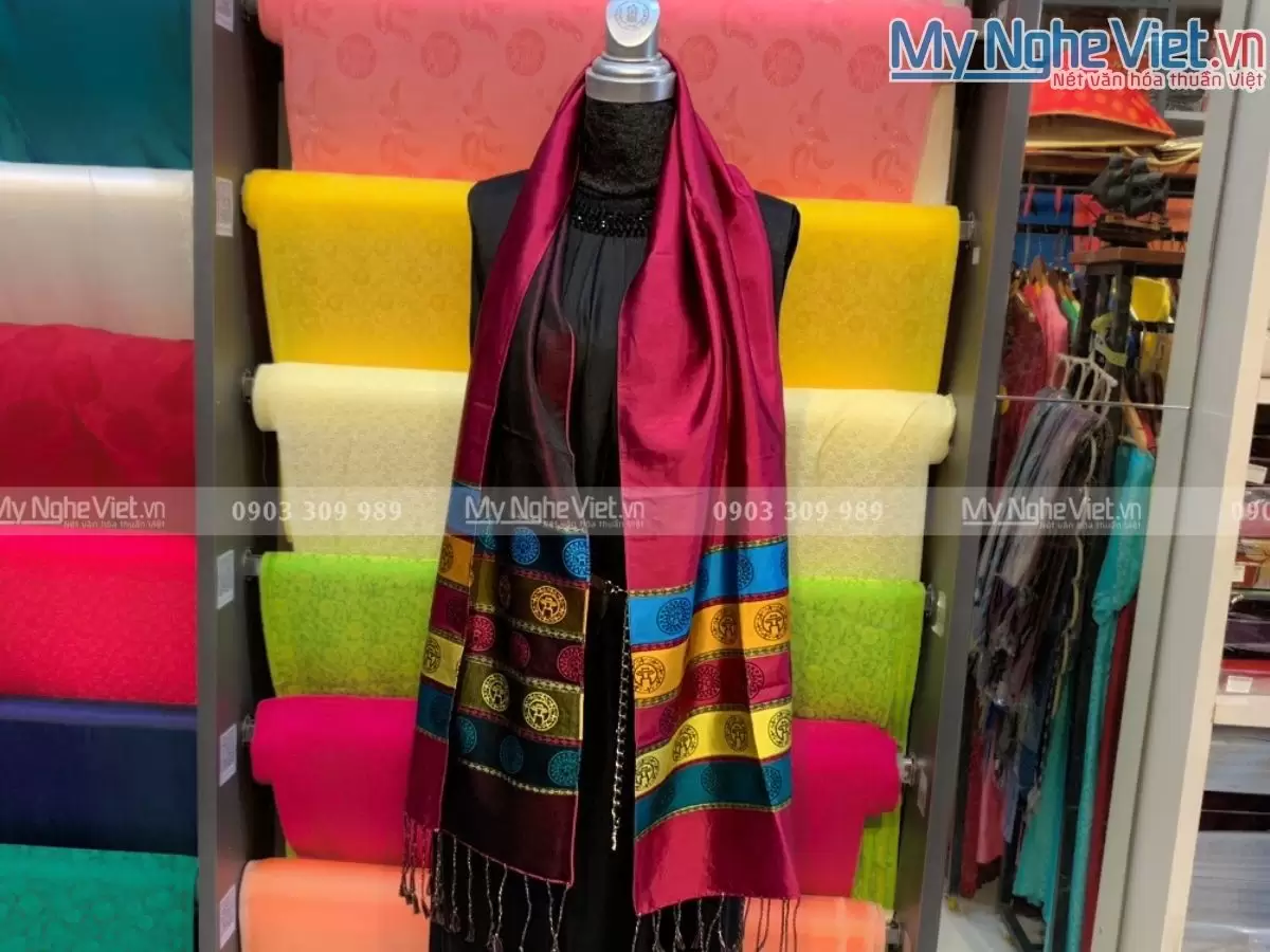 Khăn lụa Họa Tiết Văn Miếu Quốc Tử Giám MNV-KLLS36180-9 - Ảnh 2