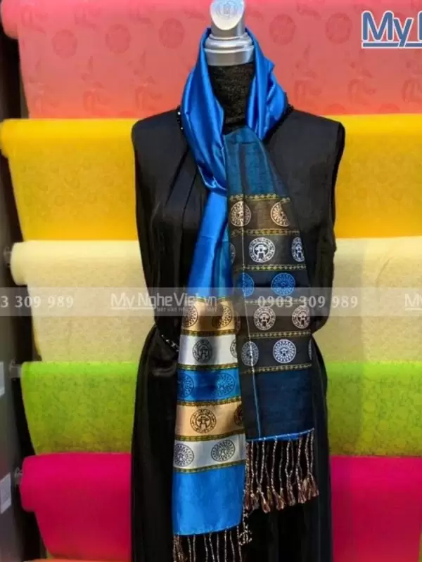 Alternative view of Khăn Lụa Họa Tiết Văn Miếu Quốc Tử Giám MNV-KLLS36180-2