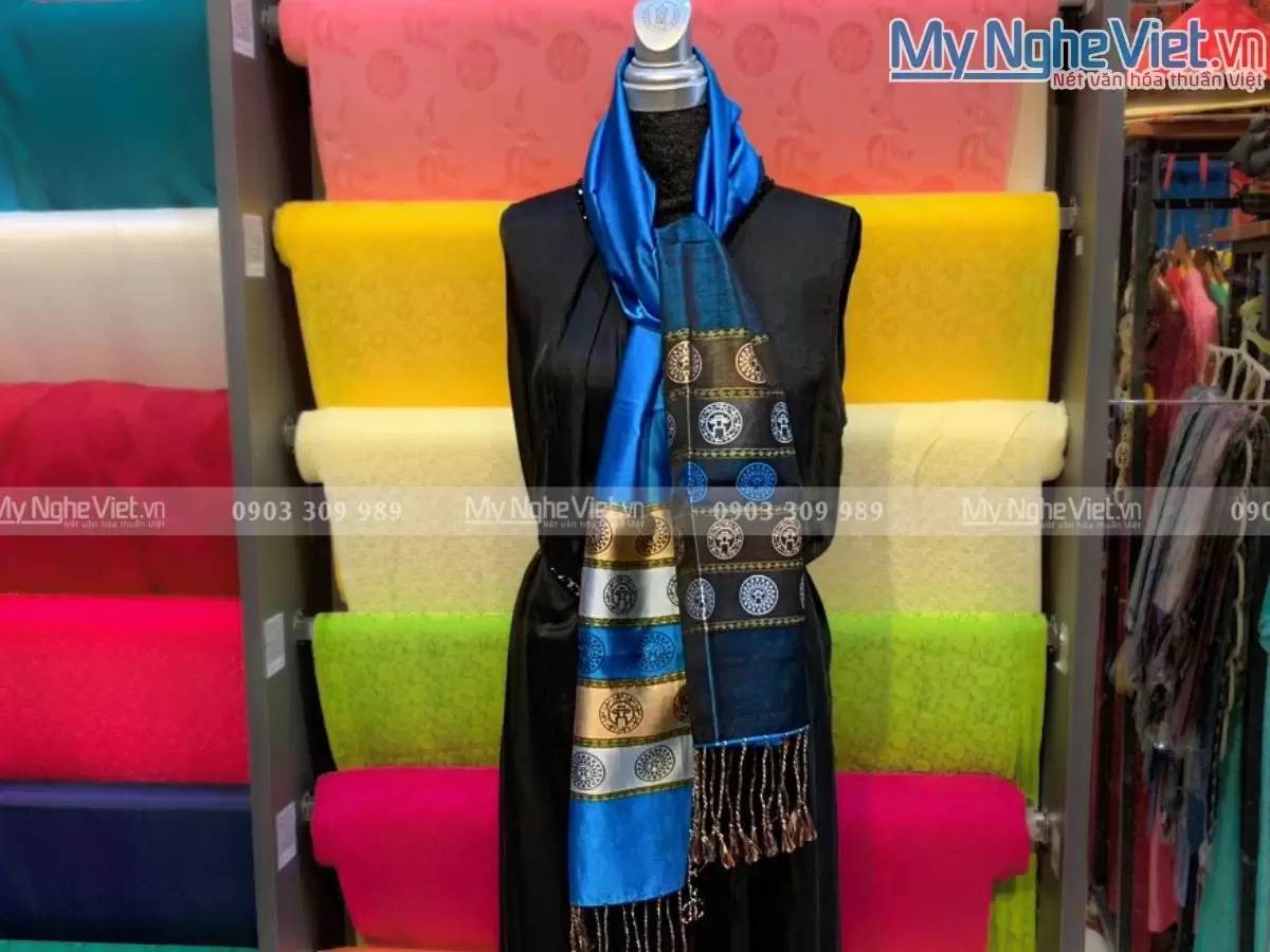 Khăn Lụa Họa Tiết Văn Miếu Quốc Tử Giám MNV-KLLS36180-2 - Ảnh 2