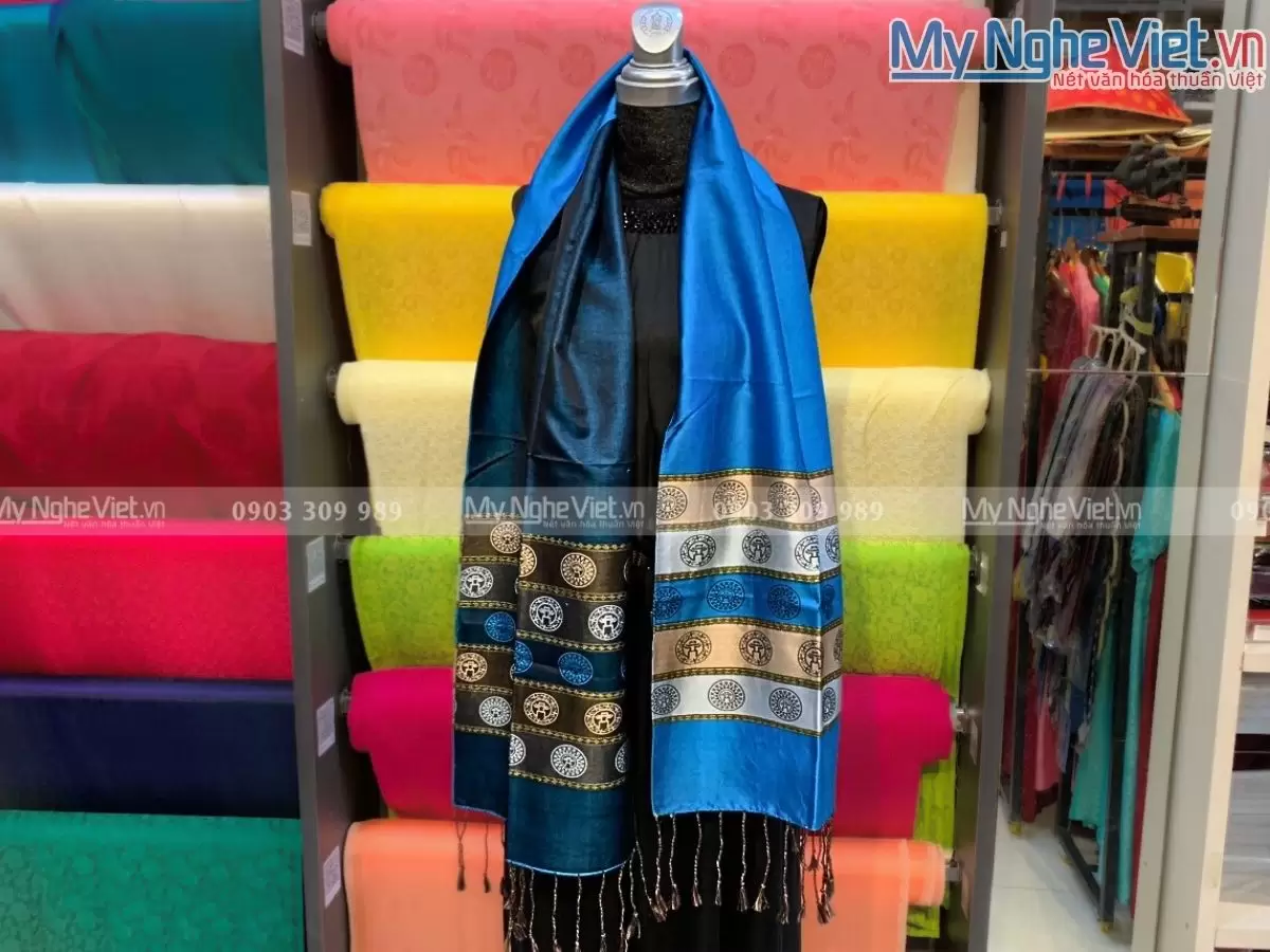 Khăn Lụa Họa Tiết Văn Miếu Quốc Tử Giám MNV-KLLS36180-2