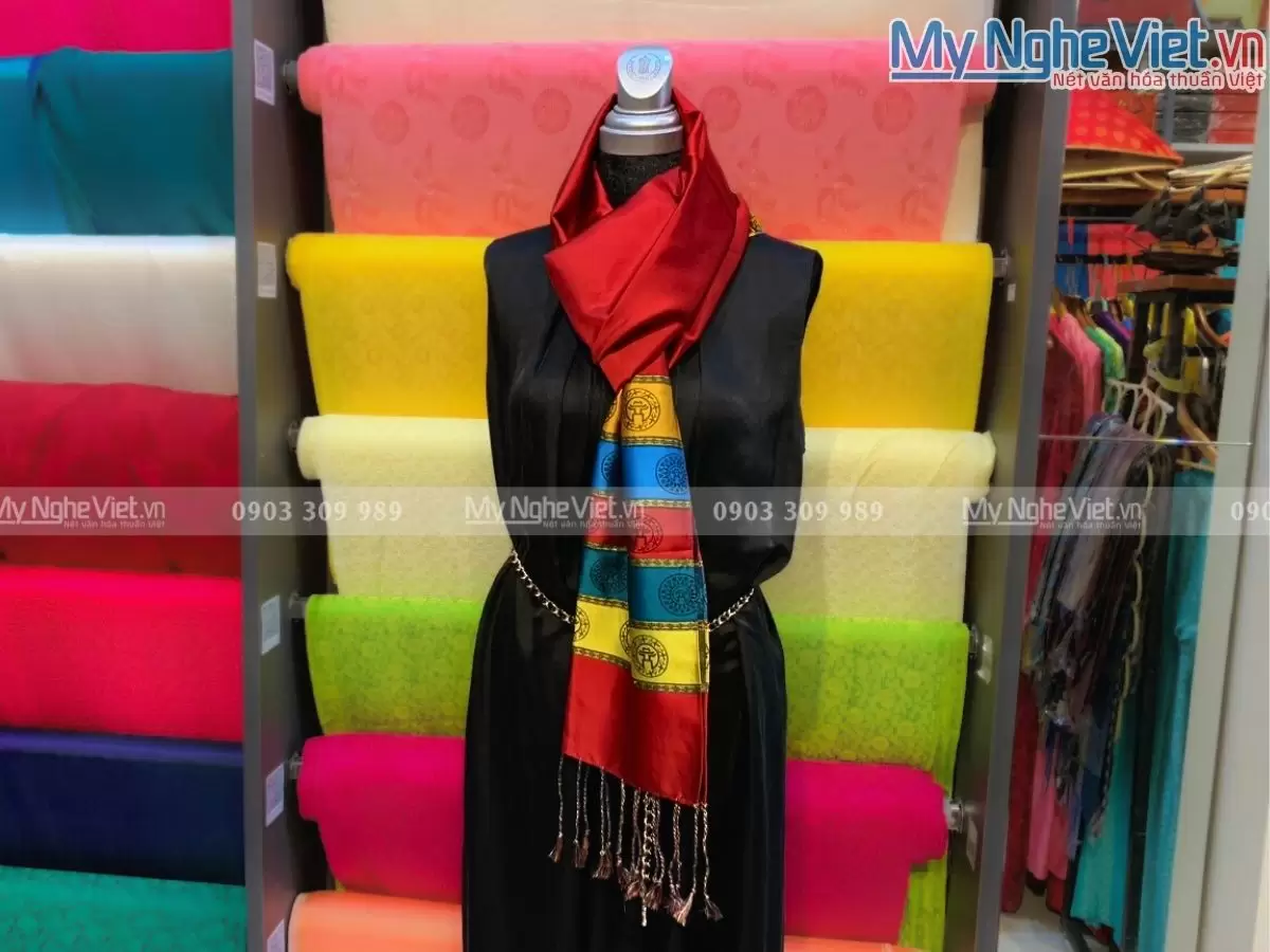 Khăn Lụa Họa Tiết Văn Miếu Quốc Tử Giám MNV-KLLS36180-3 - Ảnh 3