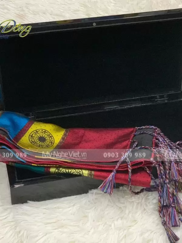 Alternative view of Combo Khăn Lụa Hà Đông, Hộp Sơn Mài Vẽ Sen Cao Cấp Và Khắc Chữ