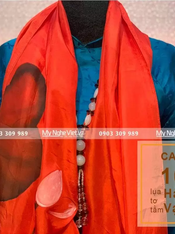 Alternative view of Khăn Lụa Choàng Cổ Vẽ Tay Họa Tiết Hoa Sen MNV-KLTA9180-2