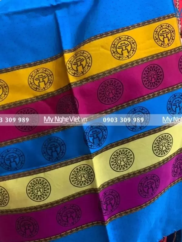 Alternative view of Khăn Lụa Họa Tiết Văn Miếu Quốc Tử Giám MNV-KLLS36180-12.1