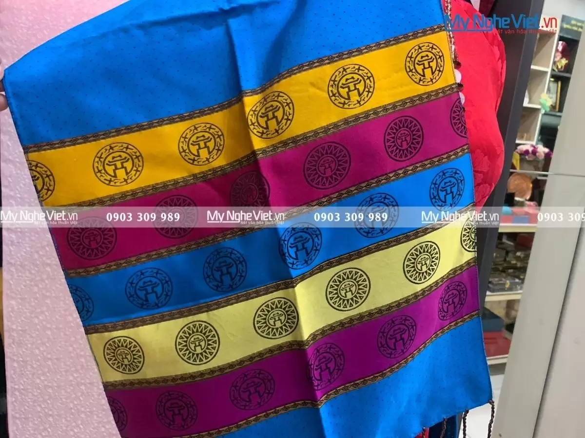 Khăn Lụa Họa Tiết Văn Miếu Quốc Tử Giám MNV-KLLS36180-12.1 - Ảnh 2