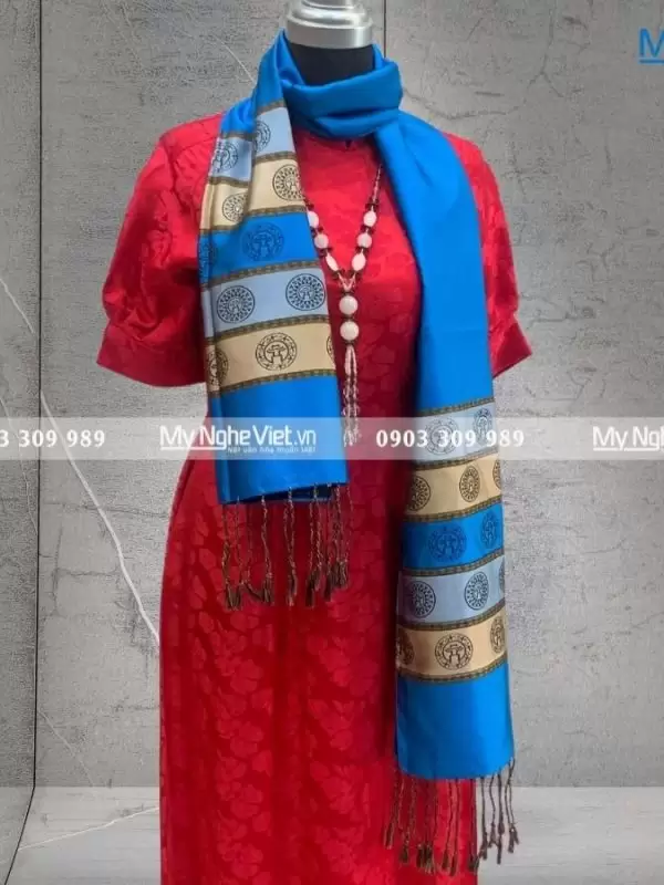 Alternative view of Khăn Lụa Họa Tiết Văn Miếu Quốc Tử Giám MNV-KLLS36180-2.1