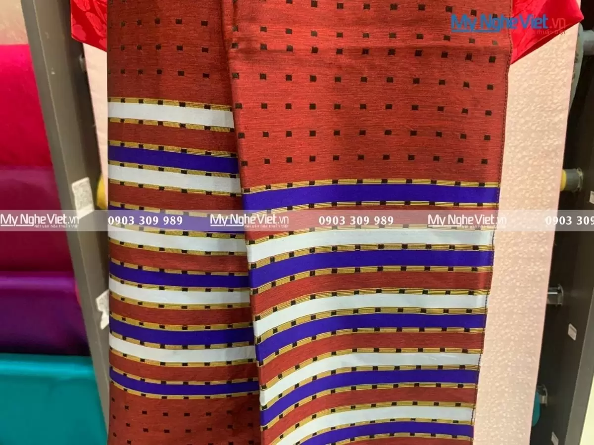 Khăn Choàng Cổ Lụa Nam Tằm Xe Màu Đỏ MNV-KLLS3817-1 - Ảnh 4