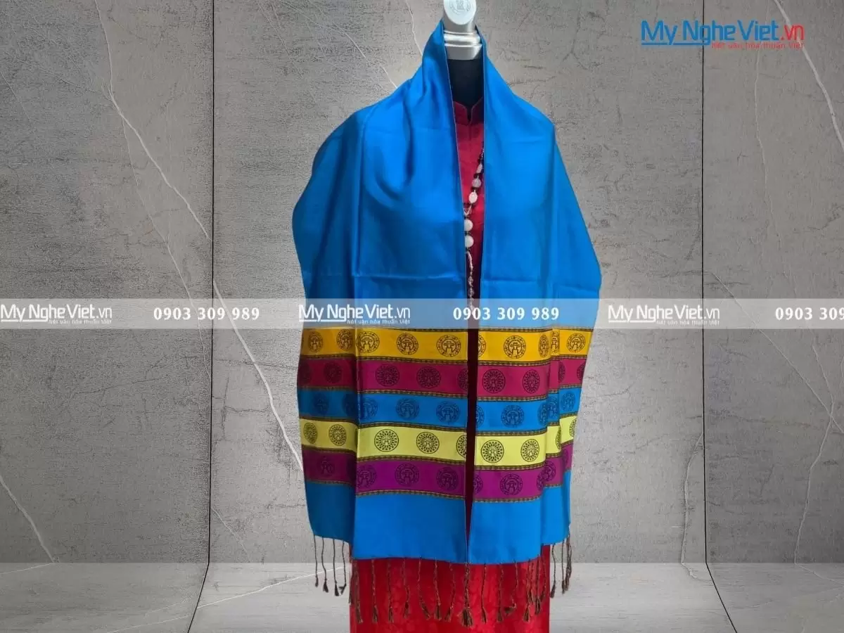 Khăn Lụa Họa Tiết Văn Miếu Quốc Tử Giám MNV-KLLS36180-12.1 - Ảnh 3