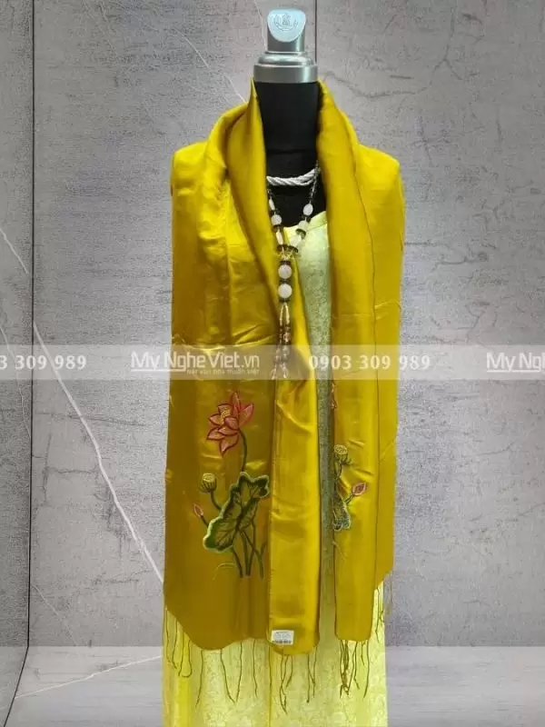 Khăn luạ thêu sen