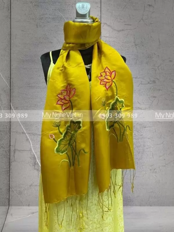 Khăn luạ thêu sen