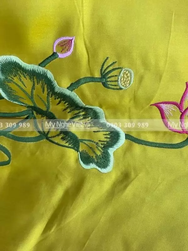 Khăn luạ thêu sen