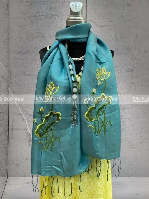 Khăn lụa thêu sen