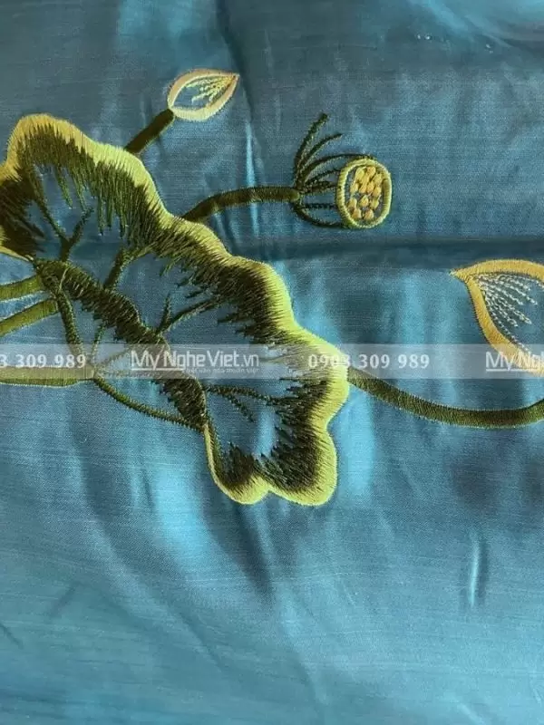 Khăn lụa thêu sen