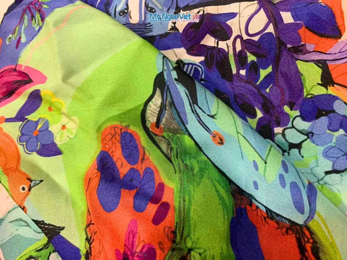 Khăn Lụa Vuông Họa Tiết