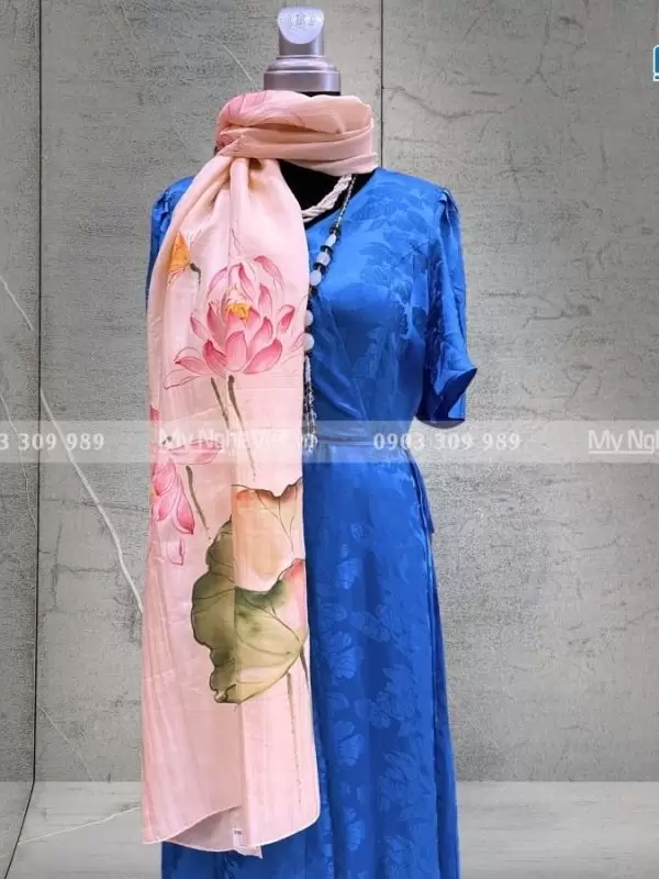 khăn lụa vẽ sen hồng