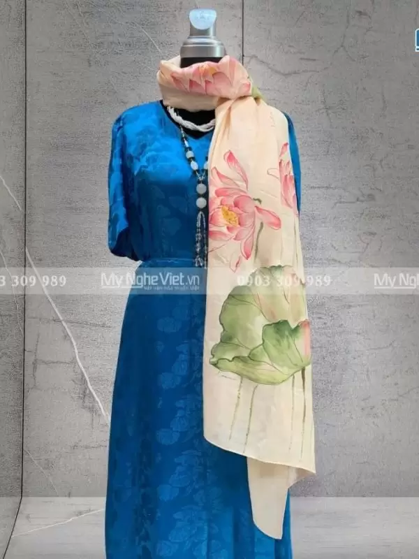 Khăn lụa vẽ sen màu kem