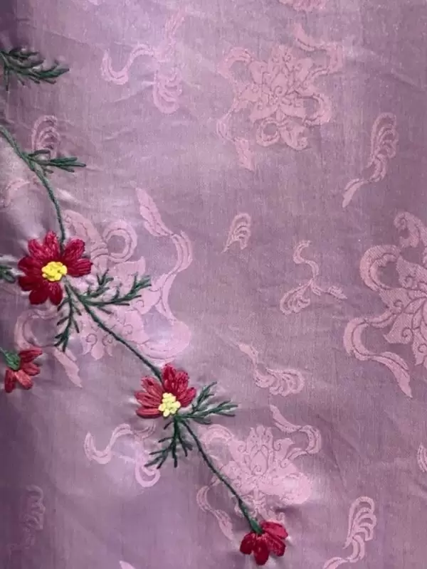 Khăn lụa sen tiên thêu hoa