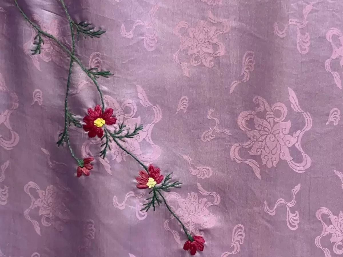 Khăn lụa sen tiên thêu hoa