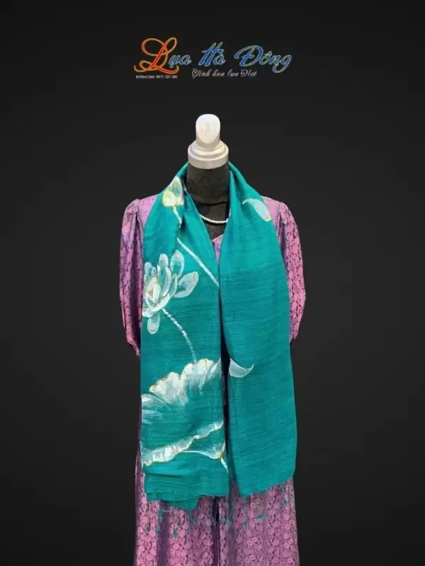 Alternative view of Khăn lụa Đũi xanh rêu vẽ sen 100% silk 80x180 tua rua KLTA80180/2