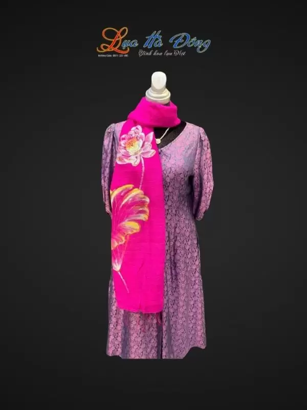Alternative view of Khăn lụa Đũi tím hồng vẽ sen 100% silk 80x180 tua rua KLTA80180/6