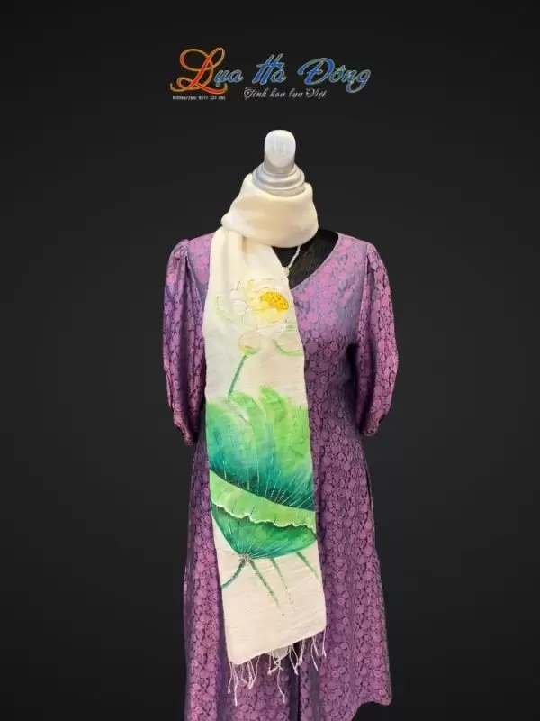 Alternative view of Khăn lụa Đũi trắng vẽ sen 100% silk 80x180 tua rua KLTA80180/10