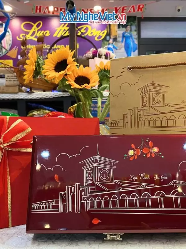 quà lưu niệm vẽ chợ bến thành