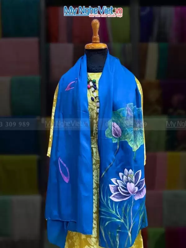Alternative view of Khăn Lụa vẽ Tay họa tiết hoa sen nền xanh 90x180cm 100% silk KLTA918-5