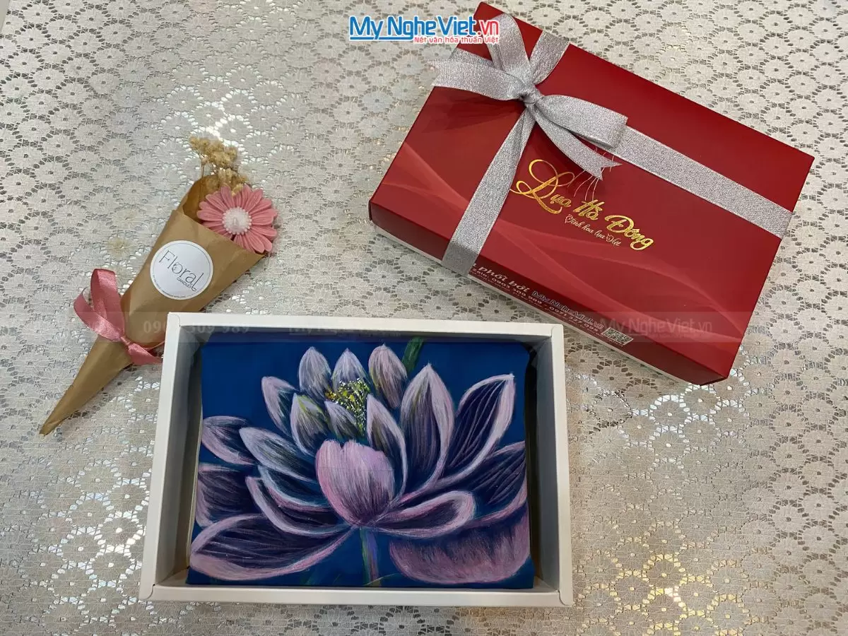 Khăn Lụa vẽ Tay họa tiết hoa sen nền xanh 90x180cm 100% silk KLTA918-5 - Ảnh 3