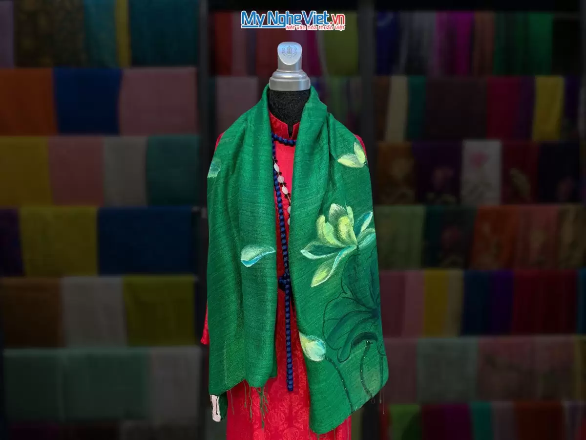 Khăn lụa Hà Đông vẽ sen