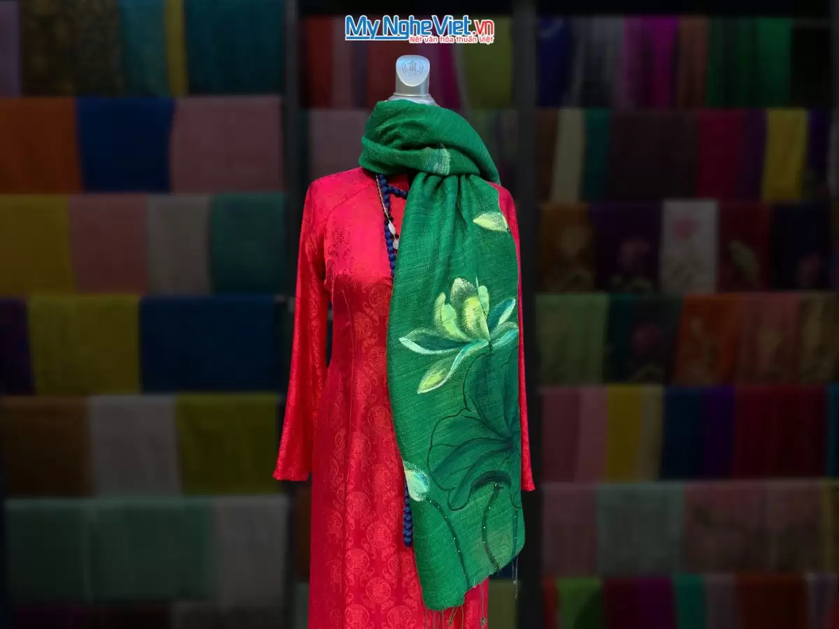 Khăn lụa Hà Đông vẽ sen