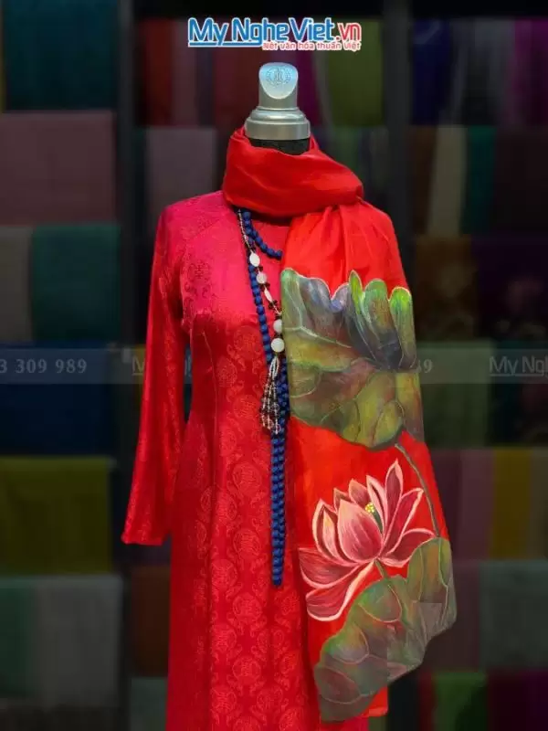 Alternative view of Khăn Lụa vẽ Tay họa tiết hoa sen nền đỏ 90x180cm 100% silk KLTA918-1