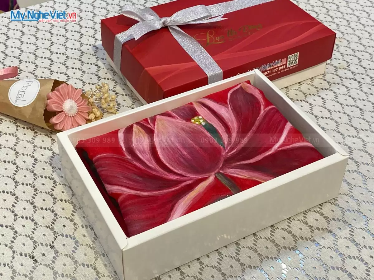 Khăn Lụa vẽ Tay họa tiết hoa sen nền đỏ 90x180cm 100% silk KLTA918-1 - Ảnh 4