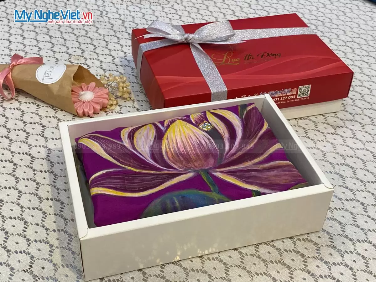 Khăn Lụa vẽ Tay họa tiết hoa sen nền tím 90x180cm 100% silk KLTA918-3 - Ảnh 3