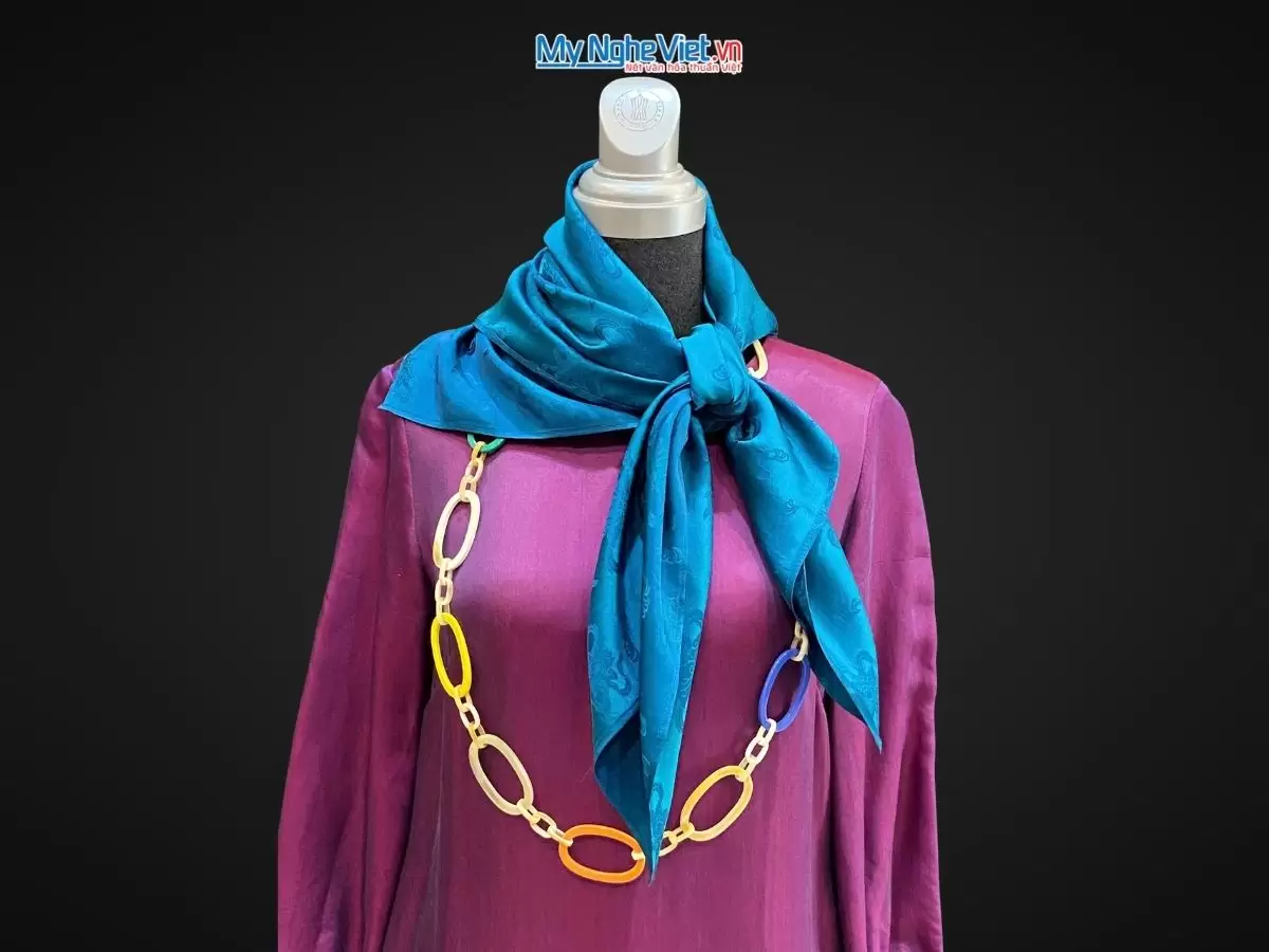 Khăn lụa vuông họa tiết sen tiên màu xanh cổ vịt 90x90