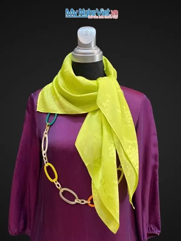 Khăn Lụa Vuông Họa Tiết Sen Tiên Màu Xanh Non (90x90cm) 