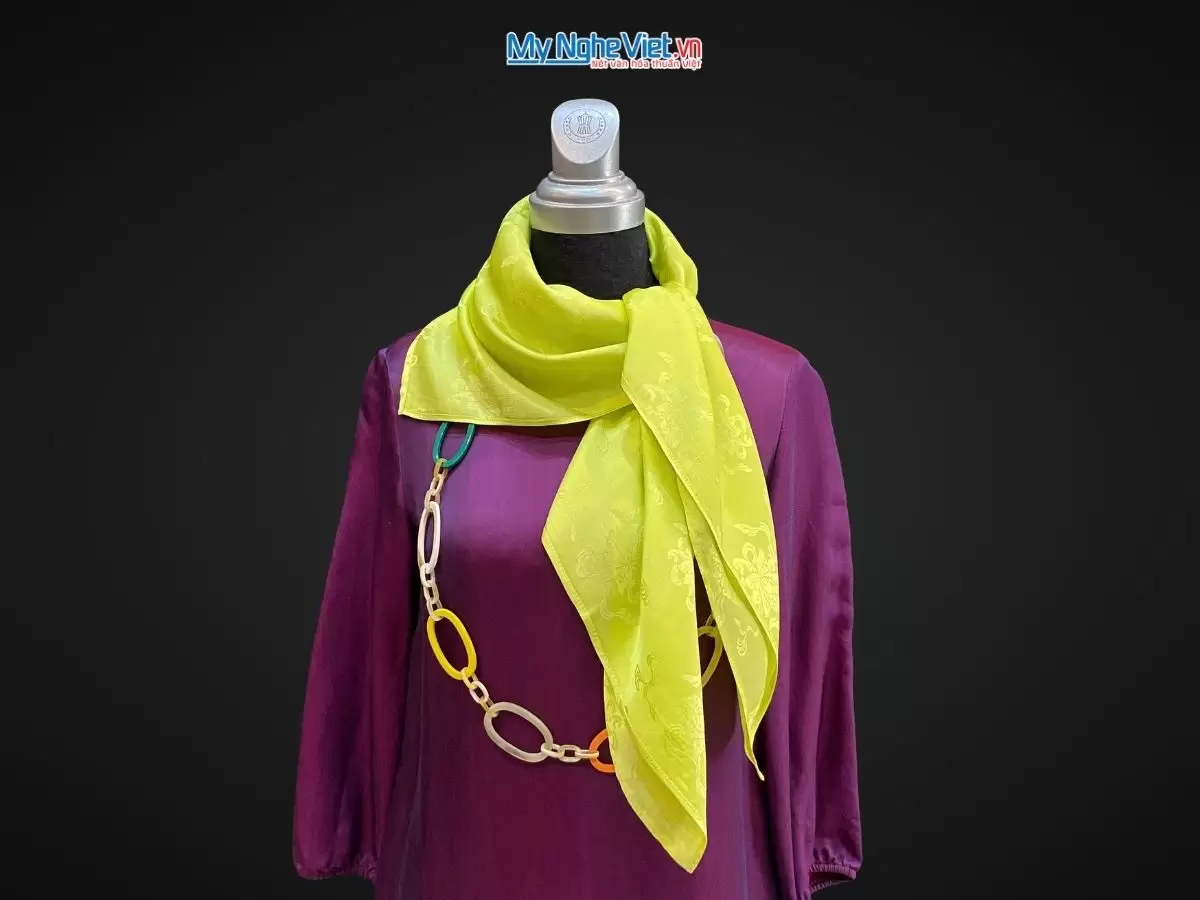 Khăn Lụa Vuông Họa Tiết Sen Tiên Màu Xanh Non (90x90cm) 