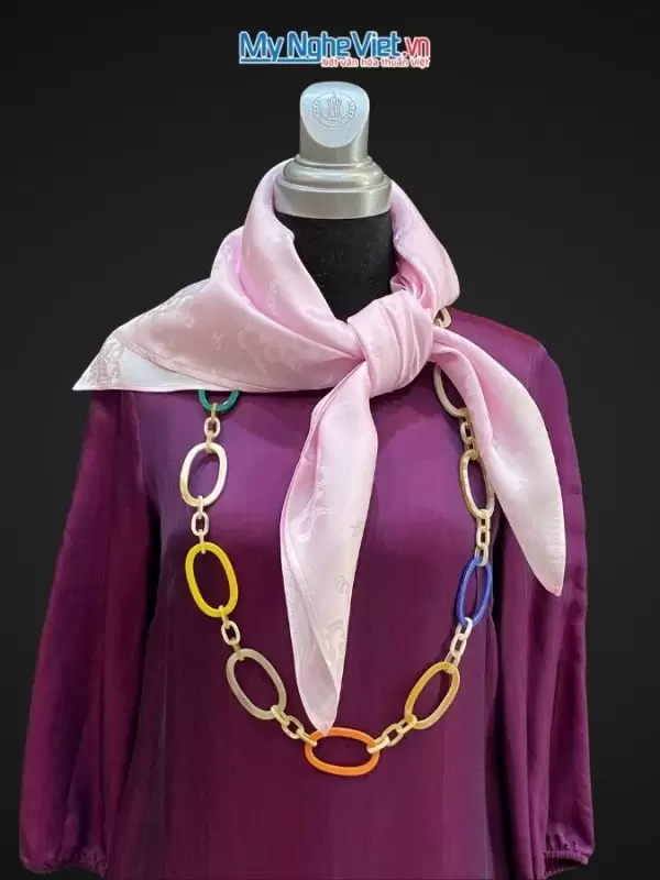 Khăn Lụa Vuông Họa Tiết Sen Tiên Màu Hồng Phấn (90x90cm)