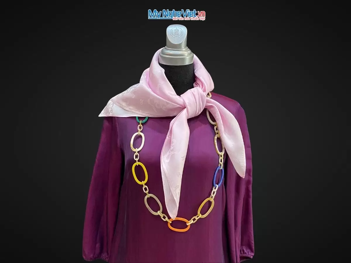 Khăn Lụa Vuông Họa Tiết Sen Tiên Màu Hồng Phấn (90x90cm)