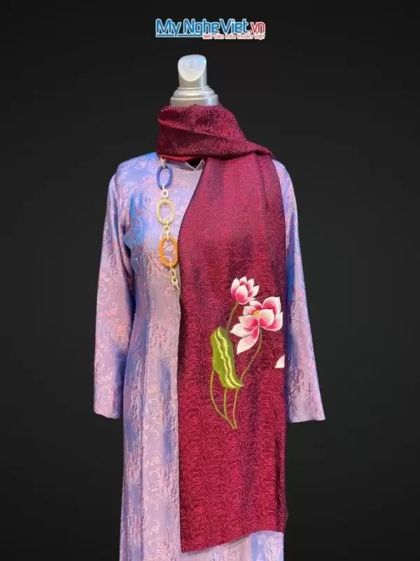 Khăn lụa thêu sen họ tiết hoa xoáy