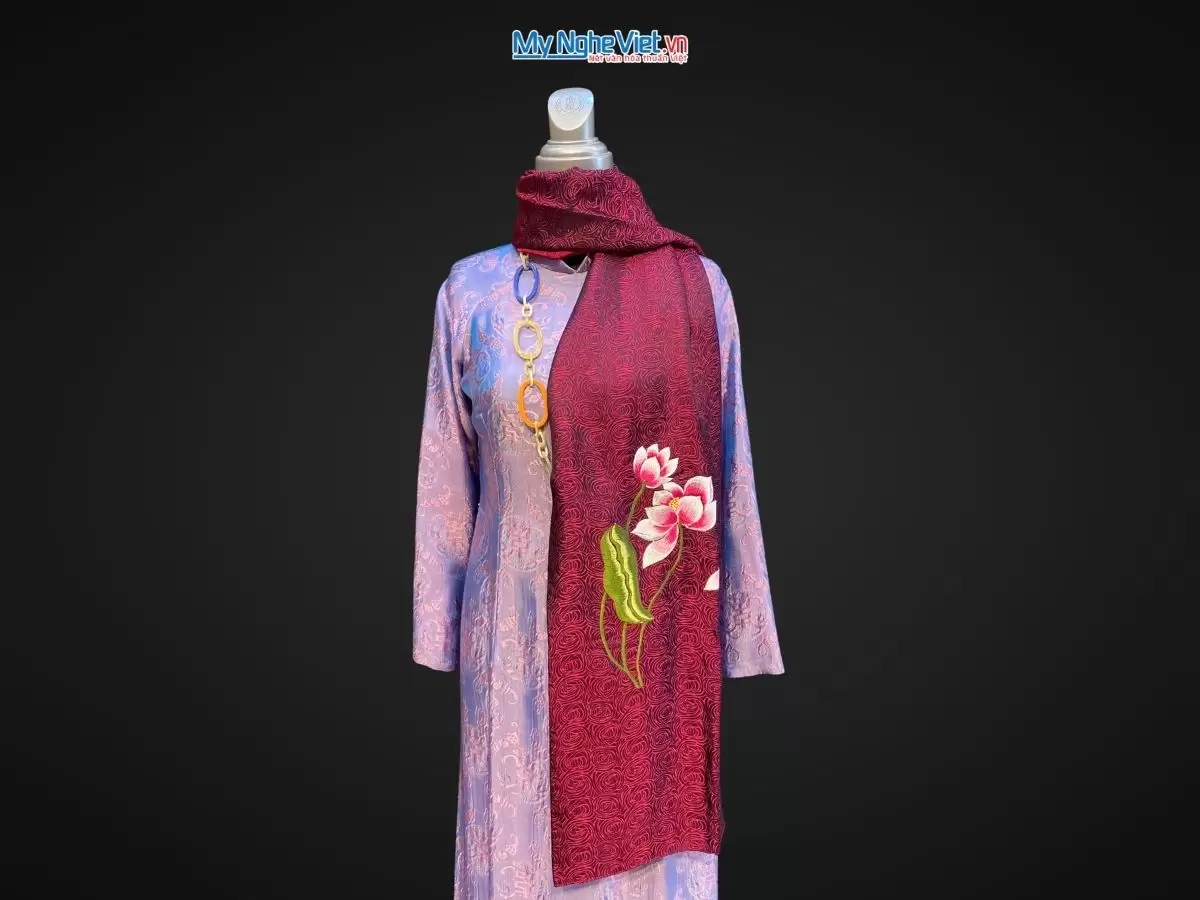 Khăn lụa thêu sen họ tiết hoa xoáy