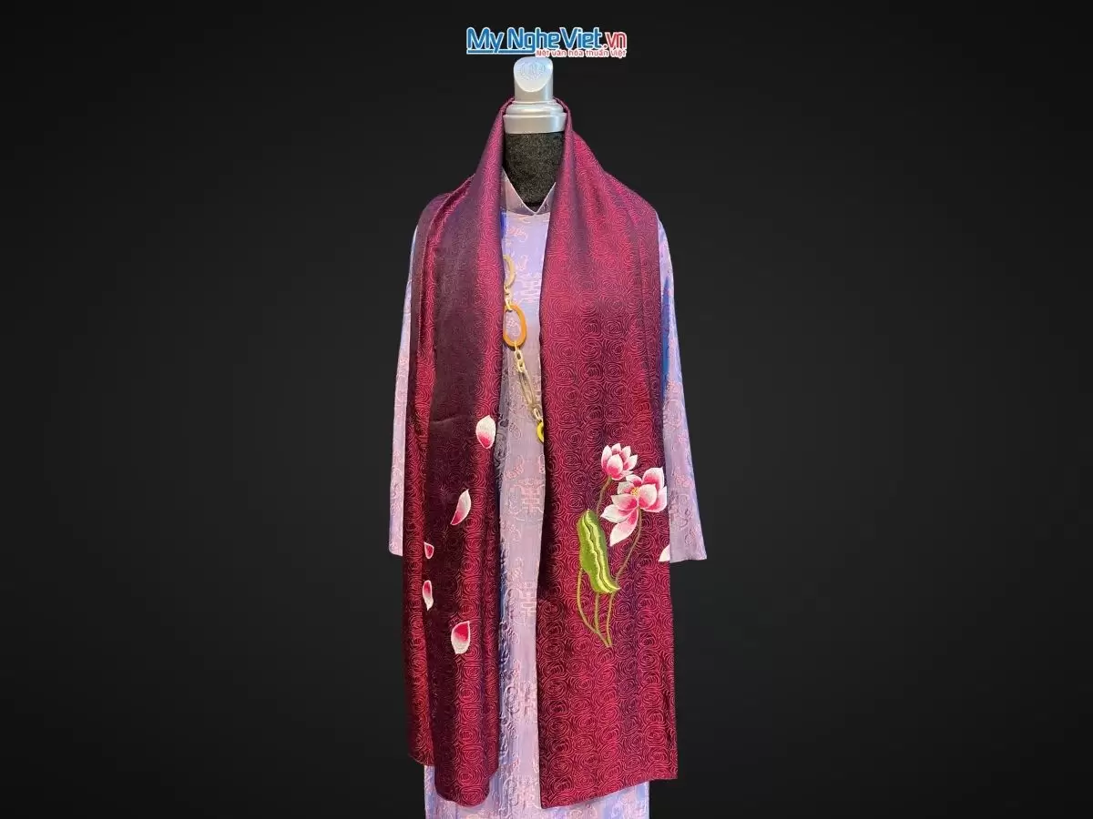 Khăn lụa thêu sen họ tiết hoa xoáy