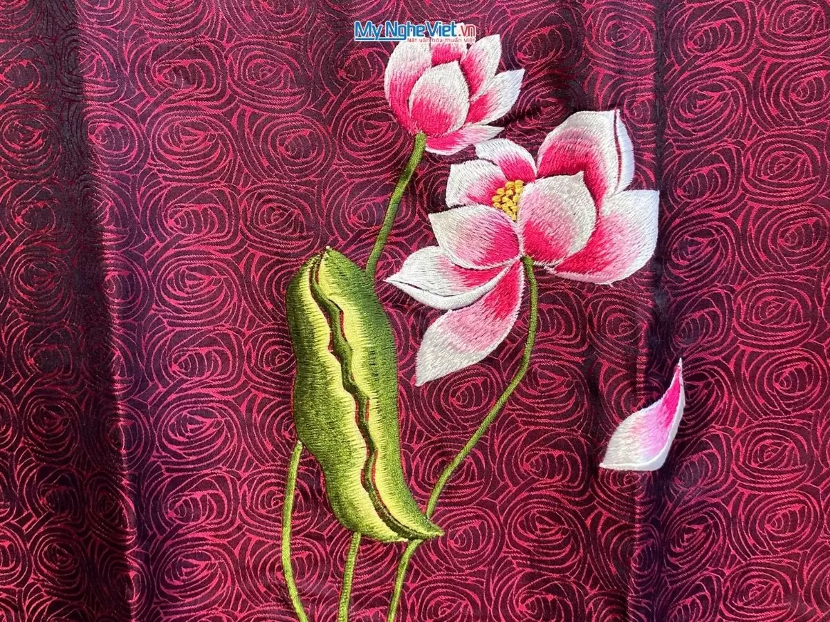 Khăn lụa thêu sen họ tiết hoa xoáy