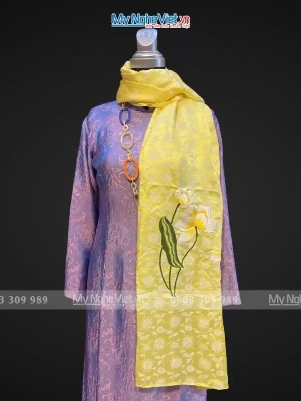 Alternative view of Khăn lụa thêu hoa sen họa tiết hoa hướng dương màu vàng nhạt 57x180cm MNV-KLTA45190-11