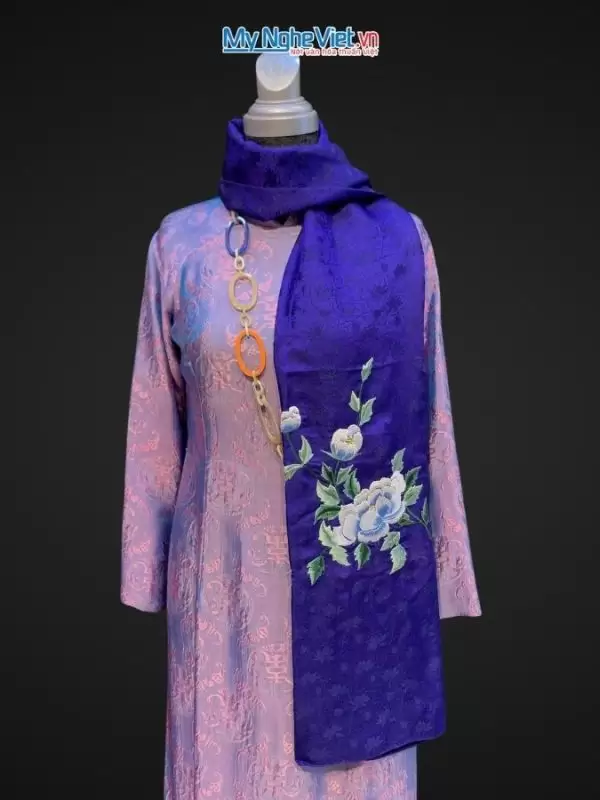 Khăn lụa Hà Đông thêu hoa